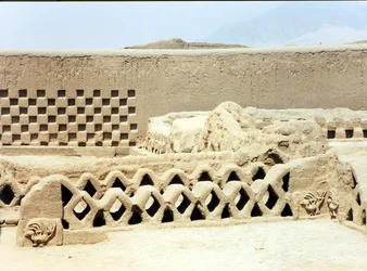Im Inneren der zerstörten und verlassenen prä-inkaischen Stadt, erbaut von den Chimu, ca. 1300